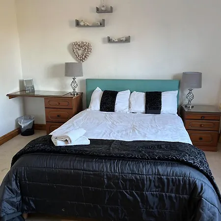 Wonderful 4 Bedroom Sleeps 8 בית נופש *