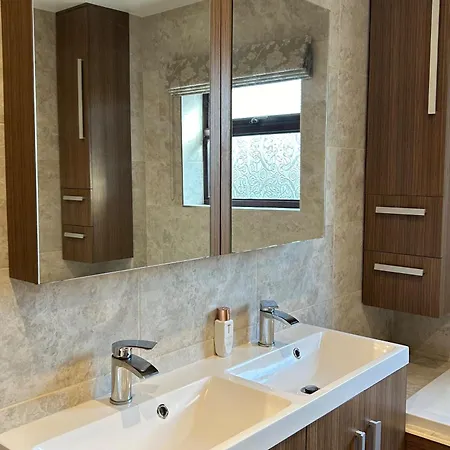 Wonderful 4 Bedroom Sleeps 8 בית נופש