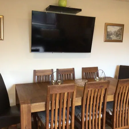 Wonderful 4 Bedroom Sleeps 8 בית נופש