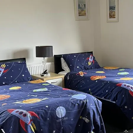 בית נופש Wonderful 4 Bedroom Sleeps 8 קרליסל