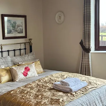 Wonderful 4 Bedroom Sleeps 8 קרליסל