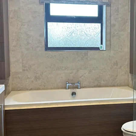 בית נופש Wonderful 4 Bedroom Sleeps 8 קרליסל