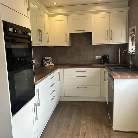 Holiday home Wonderful 4 Bedroom Sleeps 8 *