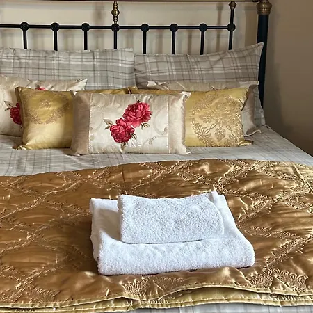 Wonderful 4 Bedroom Sleeps 8 Сasa de vacaciones