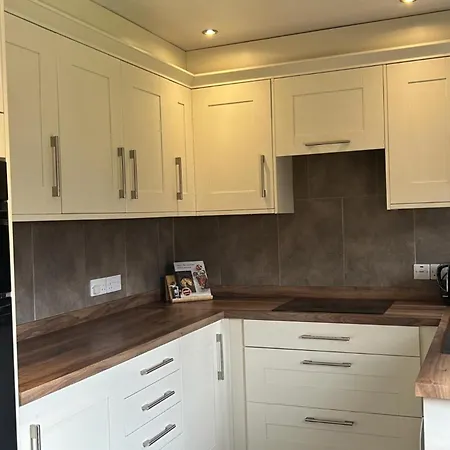 Wonderful 4 Bedroom Sleeps 8 Holiday home *