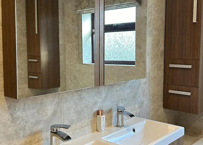 Wonderful 4 Bedroom Sleeps 8 度假居