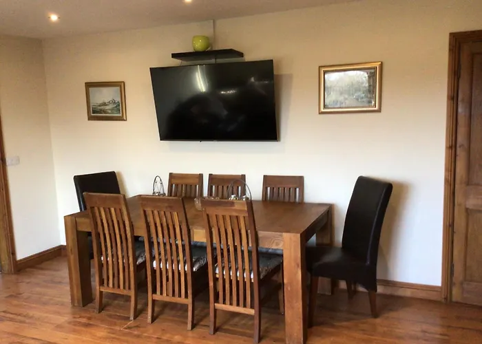 Wonderful 4 Bedroom Sleeps 8 * 卡莱尔