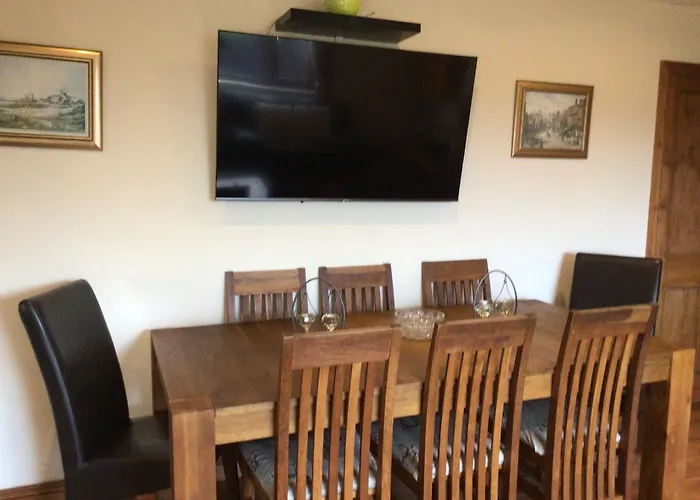 Wonderful 4 Bedroom Sleeps 8 度假居