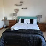 Wonderful 4 Bedroom Sleeps 8 Holiday home *