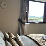 Holiday home Wonderful 4 Bedroom Sleeps 8 *